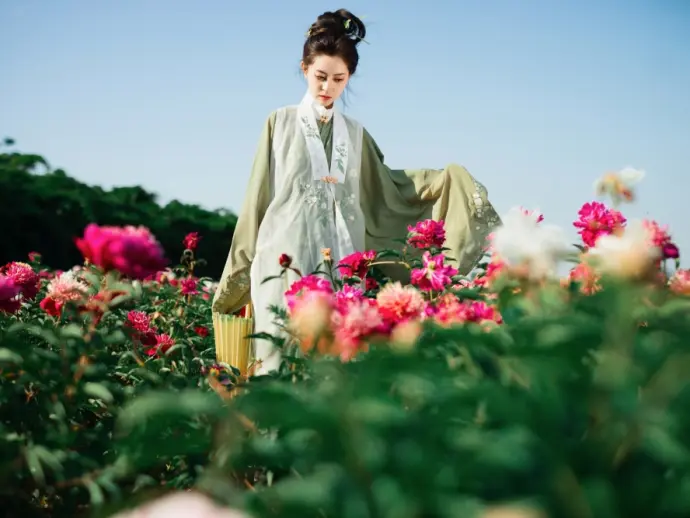The serene classical beauty of Yi Xuan's photo gallery
